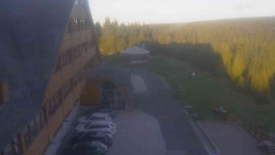Parkoviště a hlavní vchod