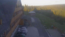 Parkoviště a hlavní vchod