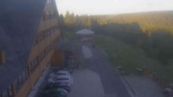 Parkoviště a hlavní vchod