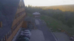 Parkoviště a hlavní vchod