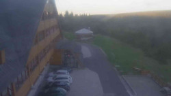 Parkoviště a hlavní vchod