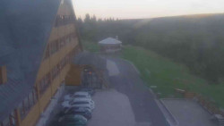 Parkoviště a hlavní vchod