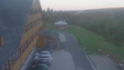 Parkoviště a hlavní vchod