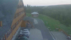 Parkoviště a hlavní vchod