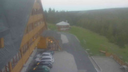 Parkoviště a hlavní vchod