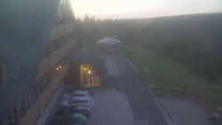 Parkoviště a hlavní vchod