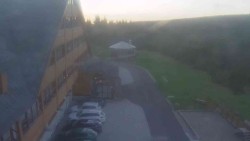 Parkoviště a hlavní vchod