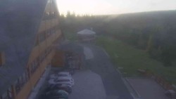 Parkoviště a hlavní vchod