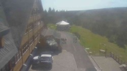 Parkoviště a hlavní vchod