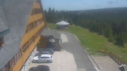 Parkoviště a hlavní vchod