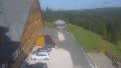 Parkoviště a hlavní vchod