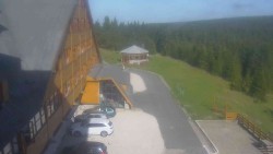Parkoviště a hlavní vchod