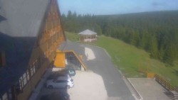 Parkoviště a hlavní vchod