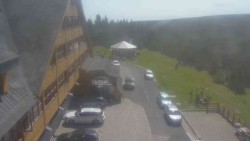Parkoviště a hlavní vchod