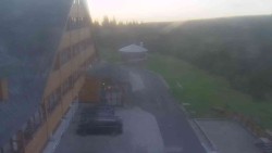 Parkoviště a hlavní vchod
