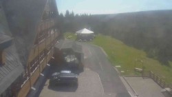 Parkoviště a hlavní vchod