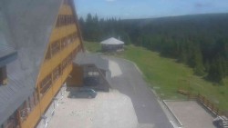 Parkoviště a hlavní vchod