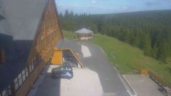 Parkoviště a hlavní vchod