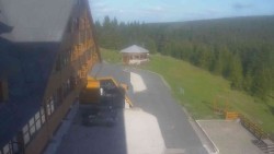Parkoviště a hlavní vchod