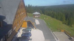 Parkoviště a hlavní vchod