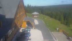 Parkoviště a hlavní vchod