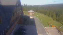 Parkoviště a hlavní vchod
