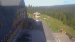 Parkoviště a hlavní vchod