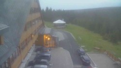 Parkoviště a hlavní vchod
