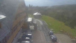 Parkoviště a hlavní vchod