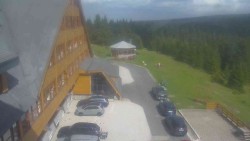 Parkoviště a hlavní vchod