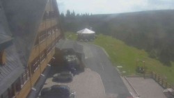 Parkoviště a hlavní vchod