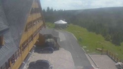Parkoviště a hlavní vchod