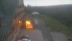 Parkoviště a hlavní vchod