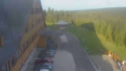 Parkoviště a hlavní vchod