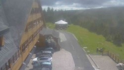 Parkoviště a hlavní vchod