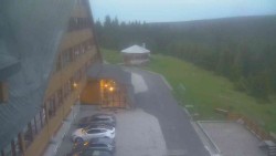 Parkoviště a hlavní vchod