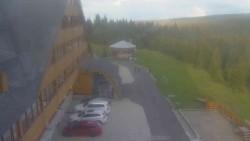 Parkoviště a hlavní vchod