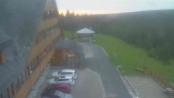 Parkoviště a hlavní vchod