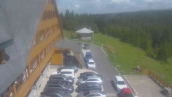 Parkoviště a hlavní vchod