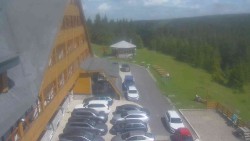 Parkoviště a hlavní vchod