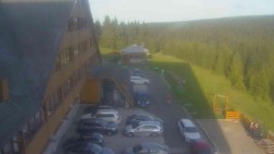 Parkoviště a hlavní vchod
