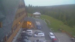 Parkoviště a hlavní vchod