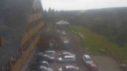 Parkoviště a hlavní vchod