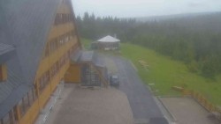 Parkoviště a hlavní vchod