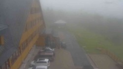 Parkoviště a hlavní vchod