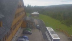 Parkoviště a hlavní vchod