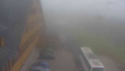 Parkoviště a hlavní vchod