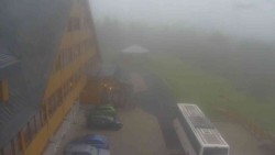 Parkoviště a hlavní vchod