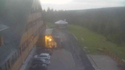 Parkoviště a hlavní vchod