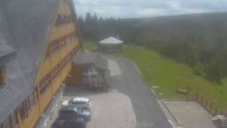 Parkoviště a hlavní vchod